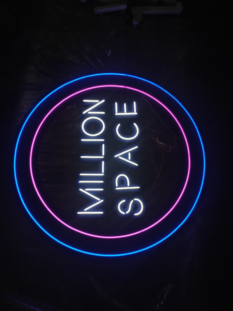 ไฟนีออน เฟค