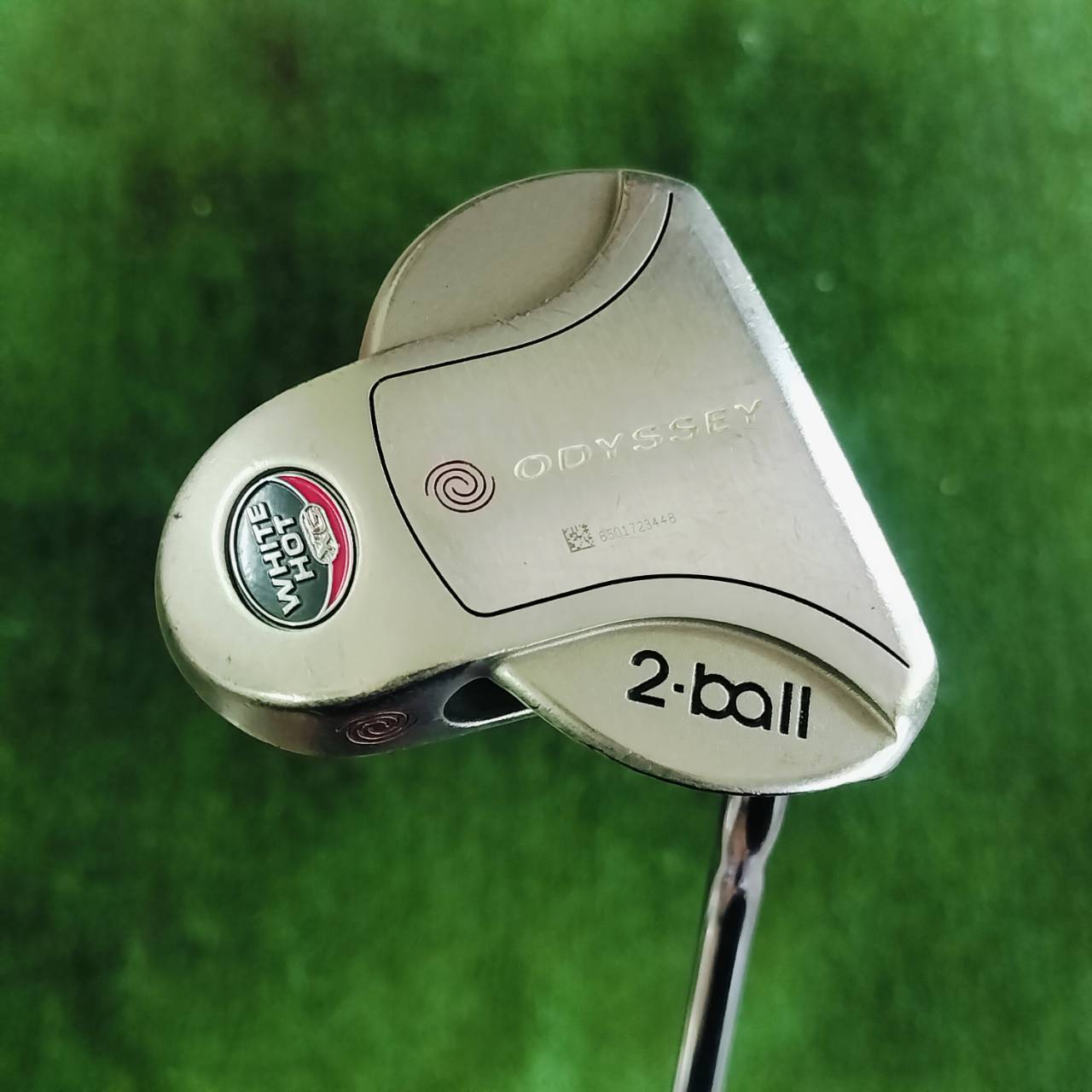 PUTTER ODYSSEY 2-BALL WHITE HOT XG ยาว 34 นิ้ว รุ่น XG เป็นหน้านุ่ม แต่มีลวดลาย เพื่อช่วยให้ลูกหมุนเกาะไลน์ยิ่งขึ้น ไม้กอล์ฟพรีเมี่ยมมือสอง ของแท้ By NakaraLuxurious