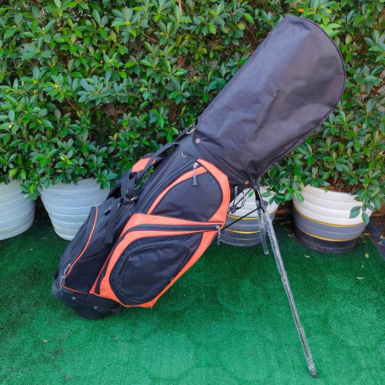 ถุงกอล์ฟ ขาตั้ง มือสอง สภาพสวยสมบูรณ์ มีสายสะพายหลัง ขาตั้งแข็งแรงมากๆครับ