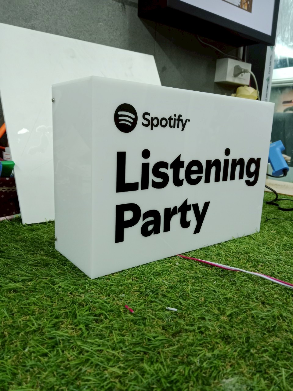 ป้ายกล่องไฟอะคริลิคแสงออกรอบตัว