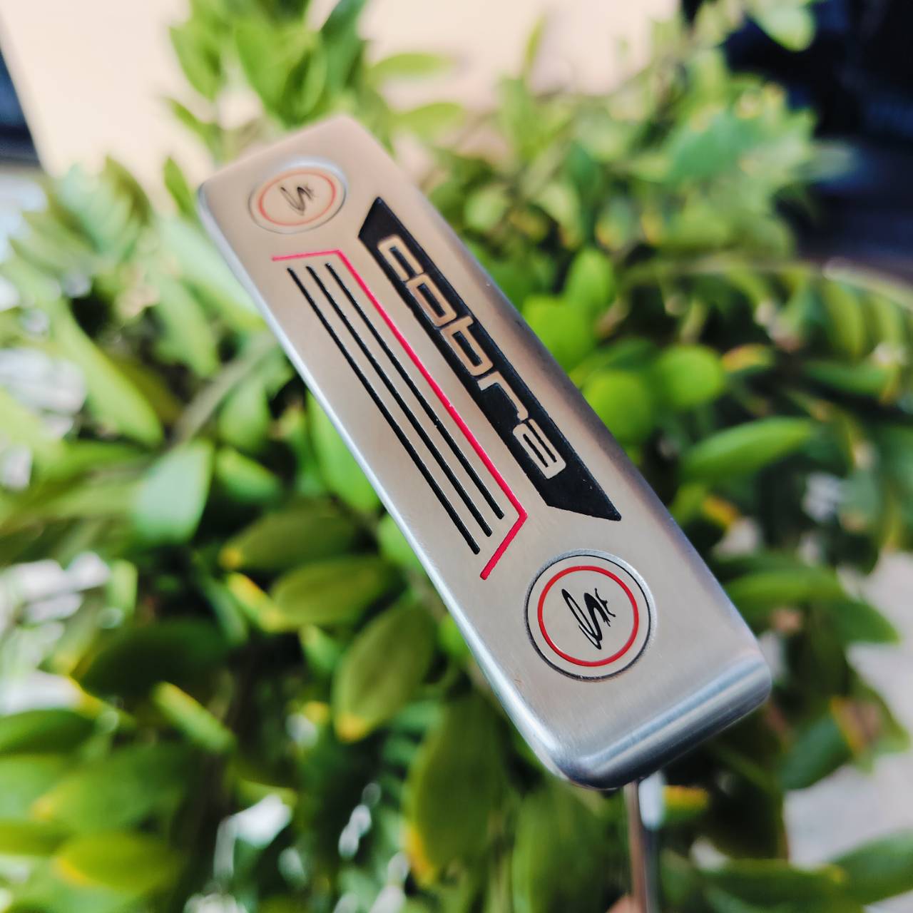 Cobra Golf Milled Face Blade Putter ความยาว 34 นิ้ว สุดยอดของพัตเตอร์ ไม่แพ้ CAMERON เลยครับ น้ำหนักดีมาก ลูกเกาะไลน์มาก พัตต์ฟีลลิ่งนุ่ม ไม้กอล์ฟพรีเมี่ยมมือสอง ของแท้ By NakaraLuxurious