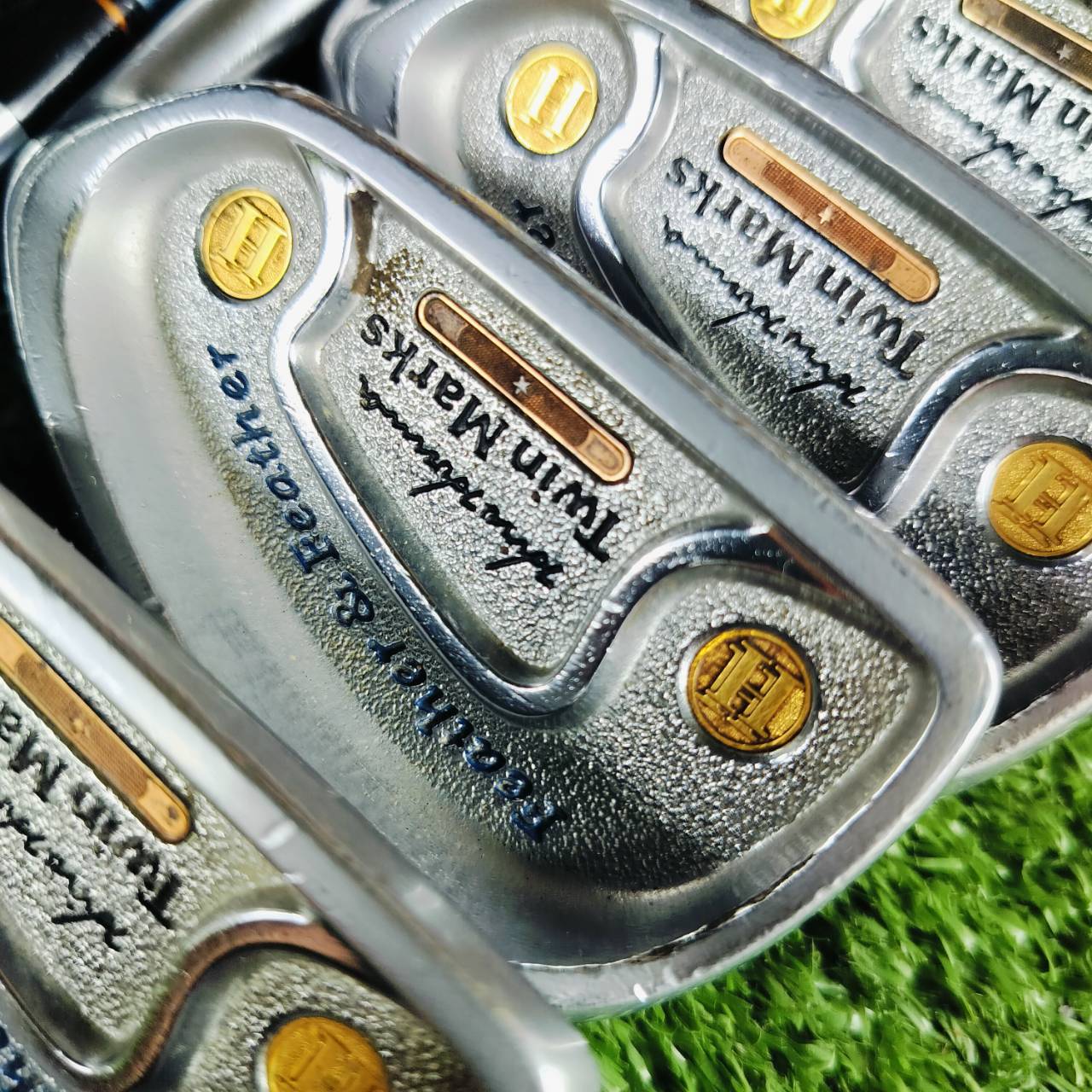 ชุดเหล็ก HONMA Twin Marks Feather & Feather ในตำนาน มีสองเหรียญที่เป็นเอกลักษณ์ เป็นซีรี่พรีเมี่ยมของ HONMA ก้าน DORIC TITANIUM *1 ดาว* ไม้กอล์ฟพรีเมี่ยมญี่ปุ่นมือสอง ของแท้ By NakaraLuxurious