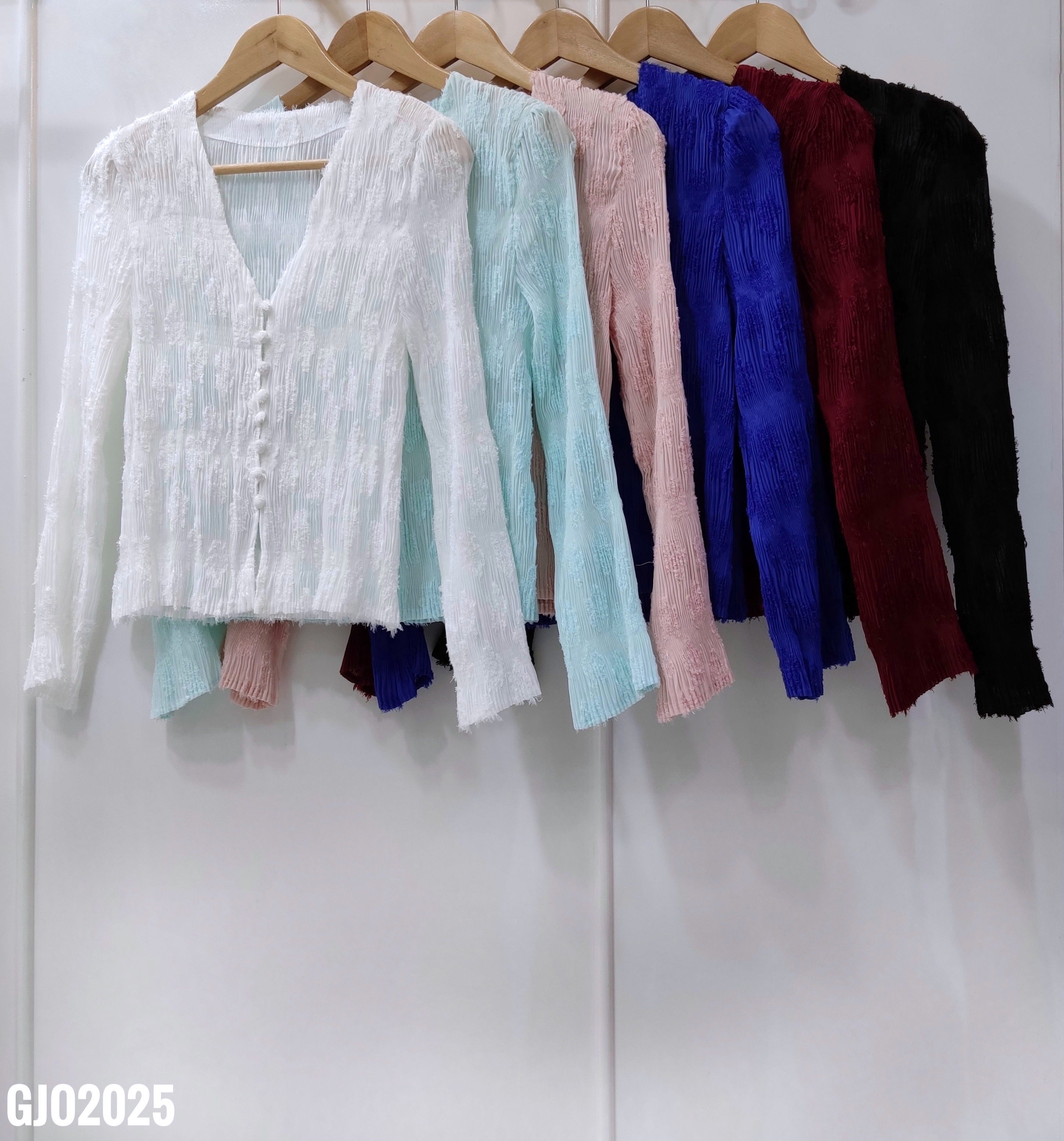 ปรับราคาลง20%!! 2MUAY รุ่น GJO2025 เสื้ออัดพลีทคุณภาพ V NECK BUTTON FRONT CRINKLE PLEATED TOP 6 สี FREE SIZE