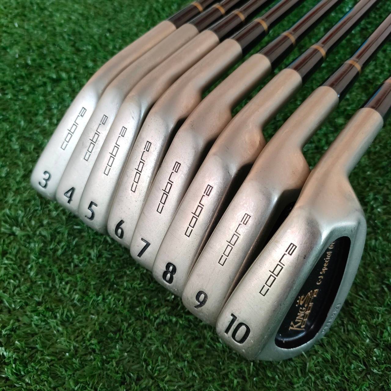 ชุดเหล็ก KING COBRA C-J SPECIAL 001 OVERSIZE มีเหล็ก 3,4,5,6,7,8,9,10 ก้าน KING COBRA FLEX R สภาพสวยเดิมเหล็กครบ COBRA เป็นแบรนด์ที่ตั้งใจผลิต ให้ออกมาตีง่ายมากๆและรุ่นนี้ ใบใหญ่ OVERSIZE ทำให้ตีโดนง่ายมาก ตีสบายๆระยะดี ทิศทางดี สปินดีครับ ราคาก็คุ้มแสนคุ