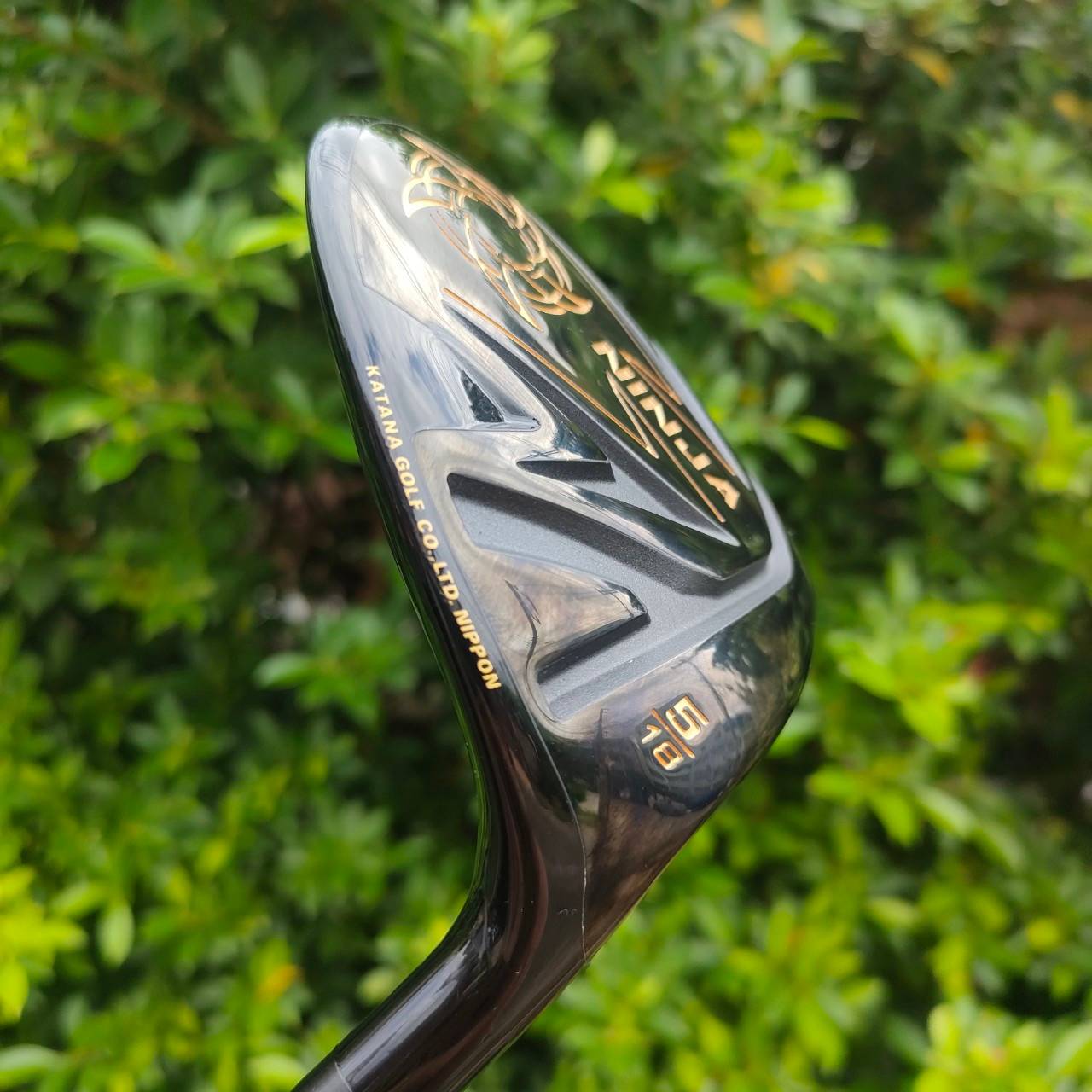 FW 5 KATANA NINJA องศา 18 ก้าน FUJIKURA SPEEDER 378 EVOLUTION FLEX SR รุ่นใหม่ของ KATANA สุดยอดของสุดยอด!! ตีง่าย มีออฟเซ็ตเข้ามาเสริมนิดหน่อย ทำให้ตีได้ตรง ลดอาการเฟดได้ทันที!! ไม้กอล์ฟมือสอง ของแท้ BY NakaraLuxurious