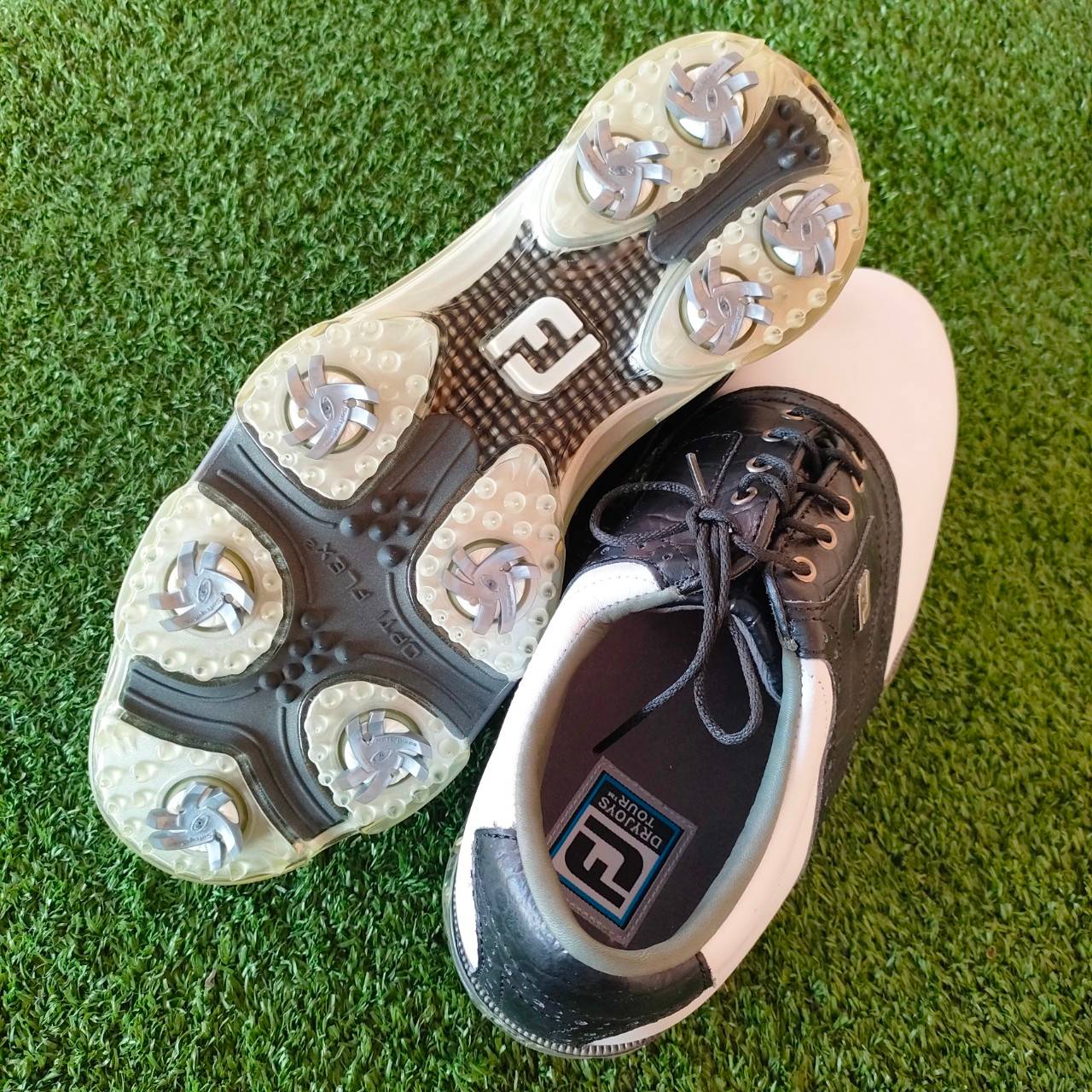 รองเท้ากอล์ฟ FJ มือสอง ไชส์ 9 XW สภาพสวยมาก เหมือนไม่ได้ใช้เลย!!! มีกล่องเดิมมาด้วยเลยค่ะ ขายบนห้างราคาเกือบหมื่น ไม้กอล์ฟมือสอง ของแท้ BY NakaraLuxurious