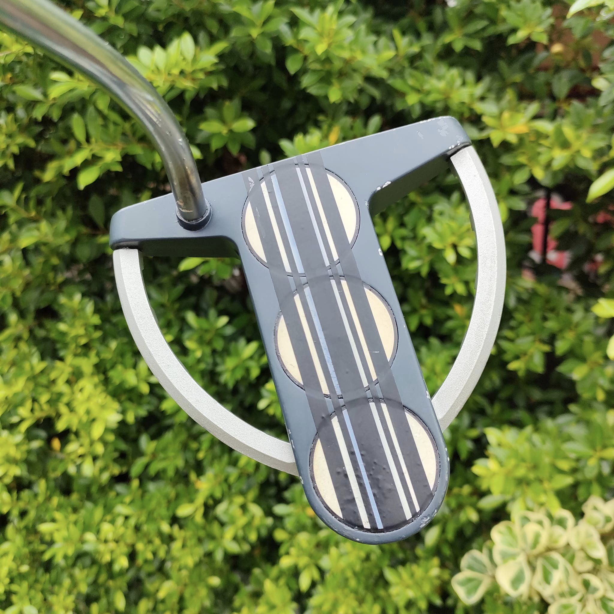 PUTTER ODYSSEY TRI-BALL SRT ความยาว 34 นิ้ว ก้าน WHITE STEEL รุ่นนี้พิเศษ สามบอล เล็งง่ายกว่าเดิม และเจ้าของเก่าติดสติ๊กเกอร์เส้นเล็งไว้ ไม้กอล์ฟมือสอง ของแท้ BY NakaraLuxurious