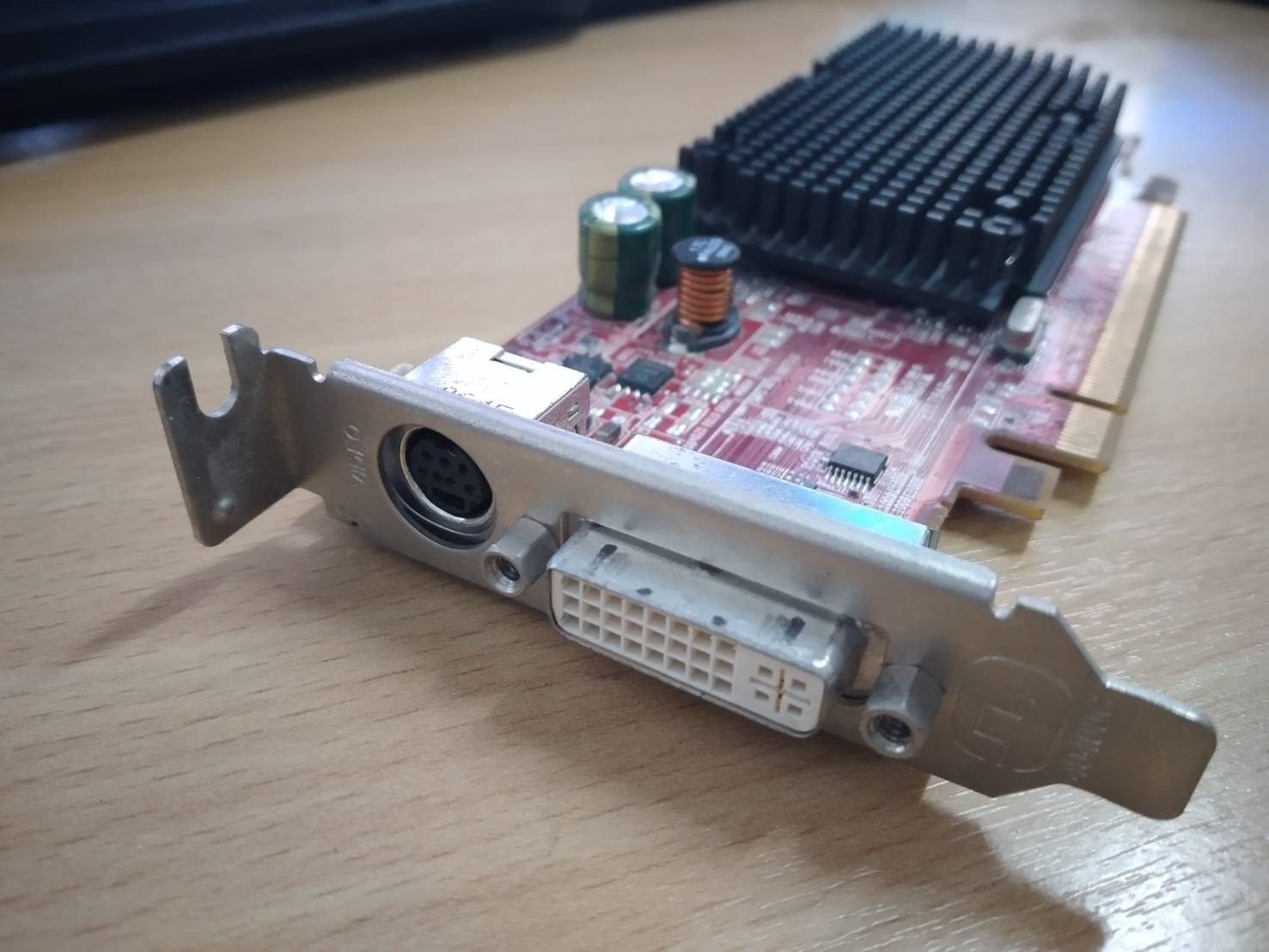 ATI Radeon X1300 128MB PCI-E Graphics Card- 102A7710920 ขาสั้น