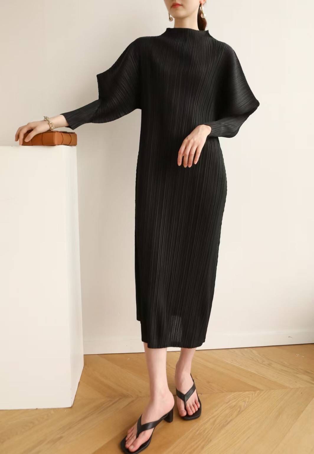 2MUAY รุ่น GJO7877 HIGH NECK ANGLE SLEEVE PLEAT DRESS เดรสผู้หญิง เดรสพลีทคุณภาพ 11สี FREE SIZE