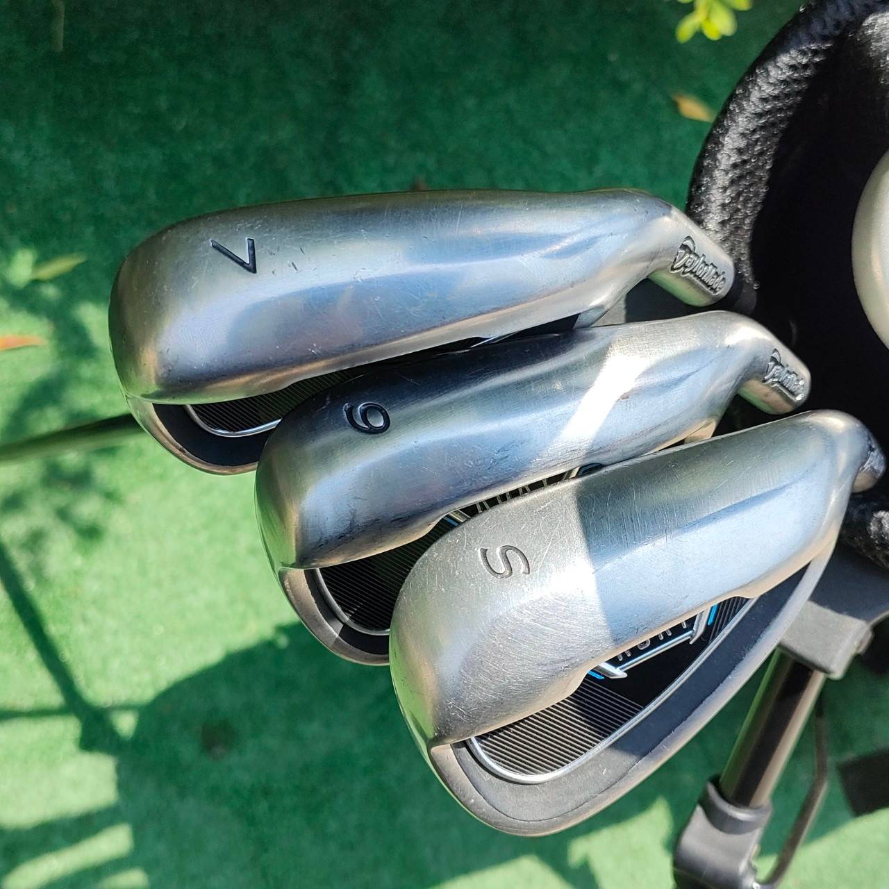 ** ไม้กอล์ฟสำหรับเด็ก ** FULLSET TAYLORMADE RORY ทั้งชุดประกอบด้วย หัวไม้ เเฟร์เวย์ ไฮบริด ชุดเหล็ก 7 9 SW ** เหล็ก 7 ความยาว 33 นิ้ว ** PUTTER TAYLORMADE RORY พร้อมถุงกอล์ฟ ขาตั้ง Taylormade ทุกอย่างของแท้เดิมๆทั้งหมดเลยครับ