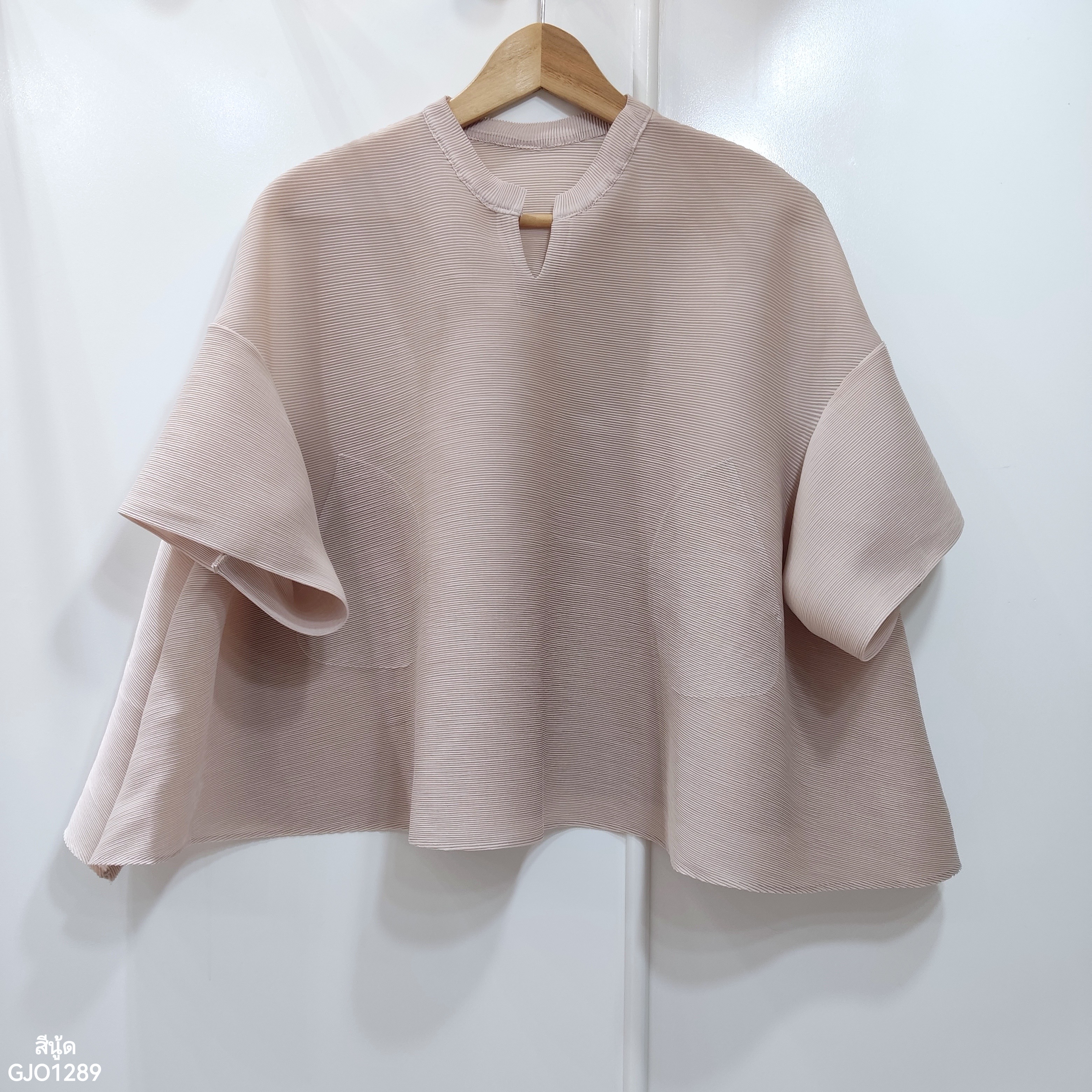 2MUAY รุ่น GJO1289 เสื้อพลีทคุณภาพ OPEN NECK FLARE SLEEVE PLEATED TOP สีดำ FREE SIZE