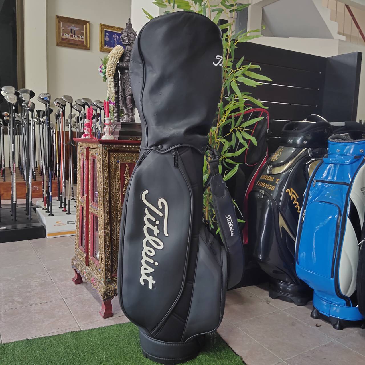 ถุงกอล์ฟ titleist มือสองของแท้!!! ** มีตำหนิ มีลอยลอกตามรูป ** โดยรวมสภาพดี ใช้งานได้ครบ ซิปใช้ได้ดีทุกจุด