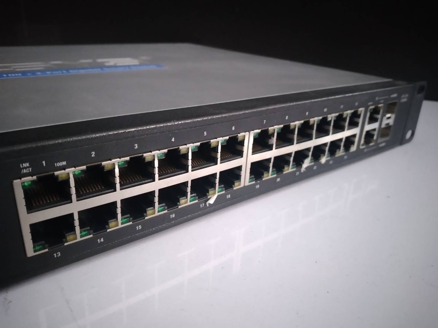 LINKSYS CISCO SLM 224G 24 PORT +2 PORT GIGABIT SMART SWITCH