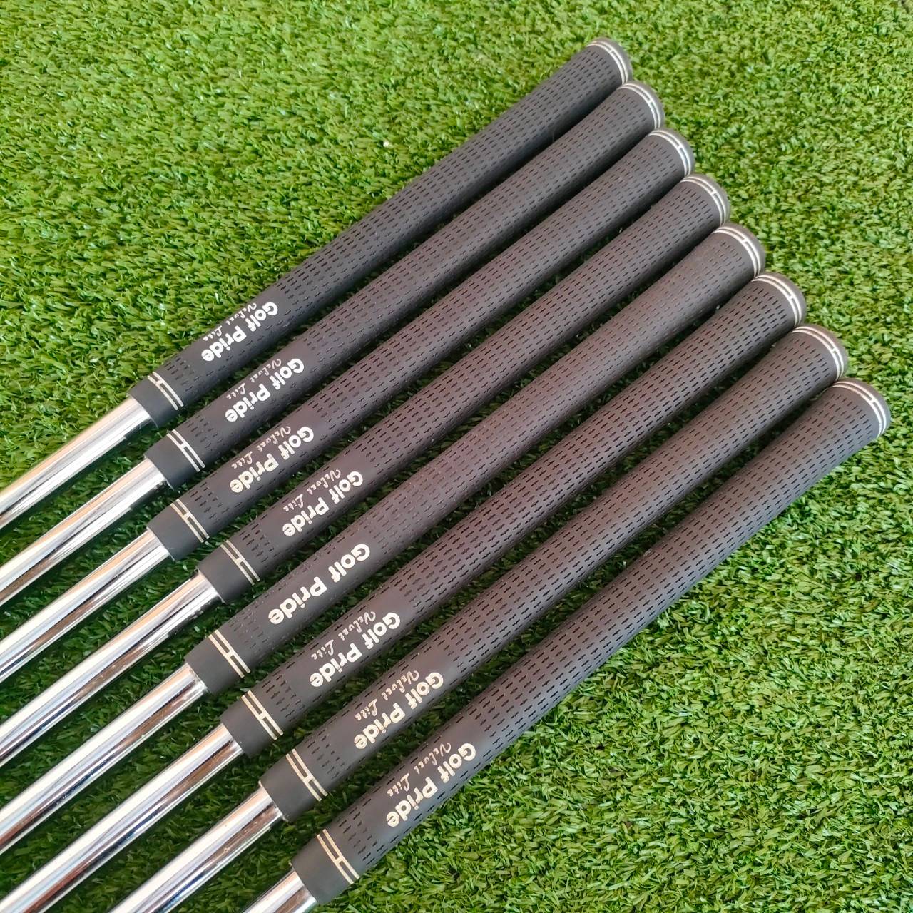 ชุดเหล็ก TAYLORMADE 300 FORGED มีเหล็ก 3-9 เเละ PW สุดยอดของ FORGED ชุดนี้คือชุดที่เป็นตำนานของ Taylormade สร้างโดย MIURA สุดยอดอันดับ 1 ของโลก ไม้กอล์ฟมือสอง ของแท้ BY NakaraLuxurious