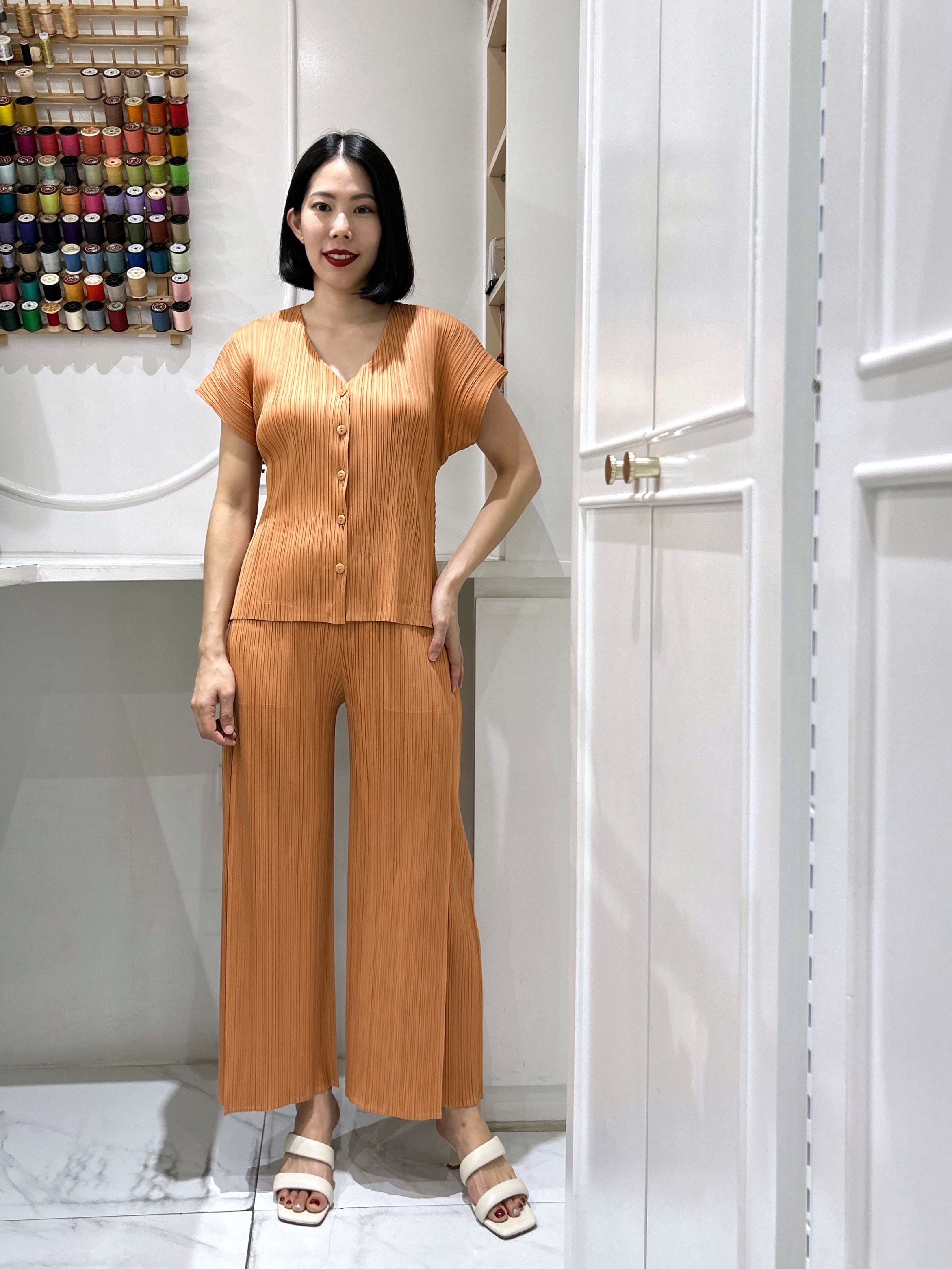 ปรับราคาลง20%!! 2MUAY รุ่น GJO5016 เสื้ออัดพลีทคุณภาพ SHORT SLEEVE V NECK BUTTON FRONT PLEATED TOP 10 สี FREE SIZE