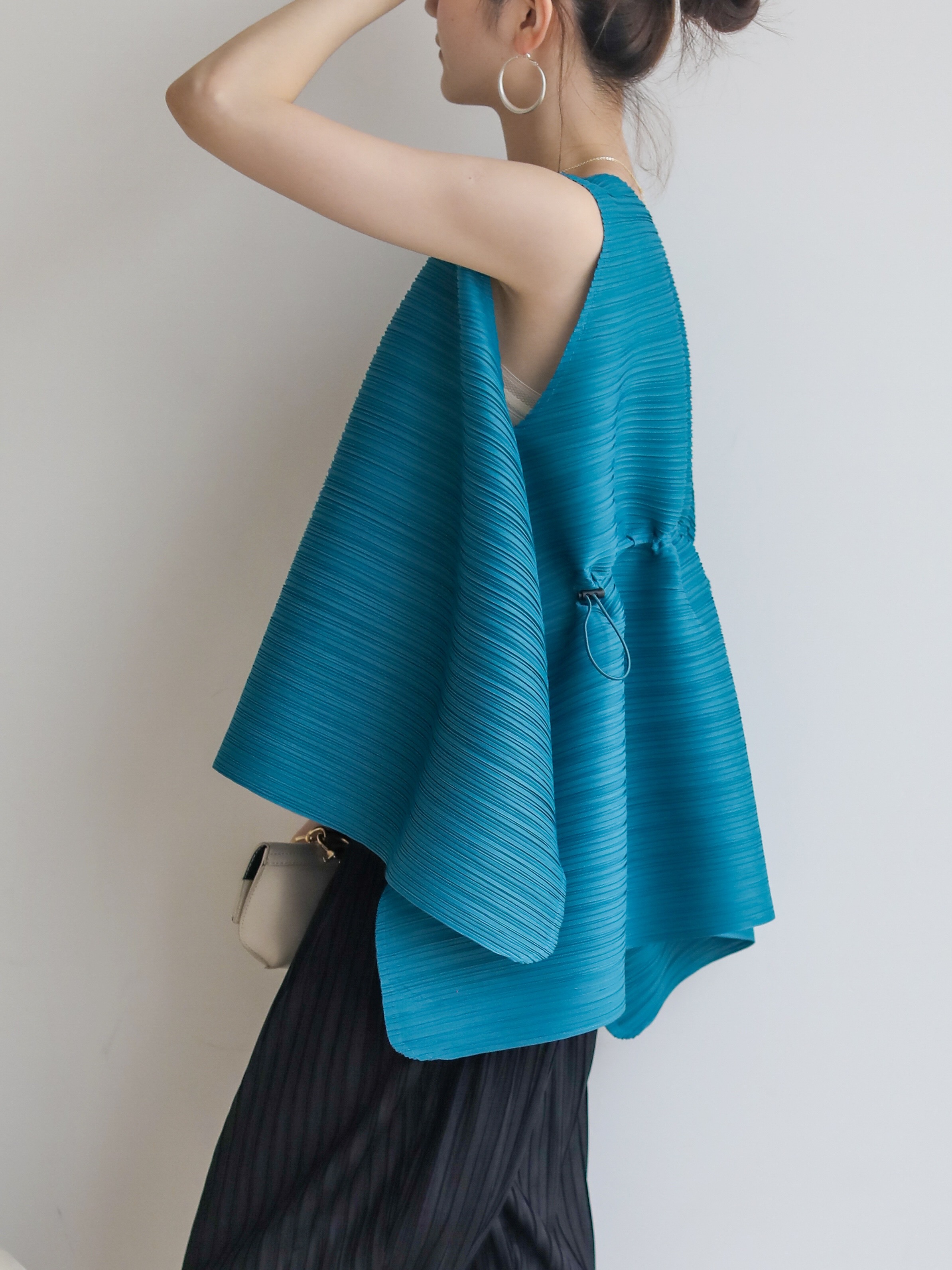 ปรับราคาลง20%!! 2MUAY รุ่น GJO7649 เสื้ออัดพลีทคุณภาพ SLEEVELESS CINCHED WAIST PLEATED TOP 11 สี FREE SIZE