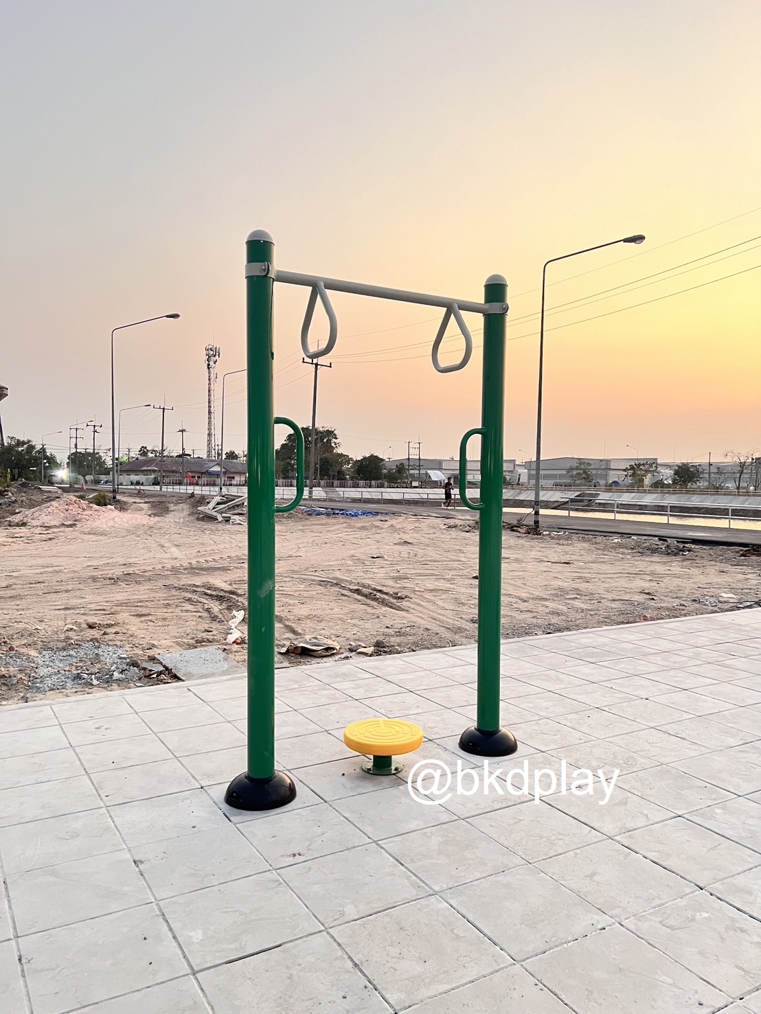 เครื่องออกกำลังกายกลางแจ้ง อุปกรณ์บาร์ห่วงโหน-บิดเอว ลานกีฬา อเนกประสงค์ สนามกีฬา ผลิตในไทย สั่งทำตามสีที่ต้องการได้