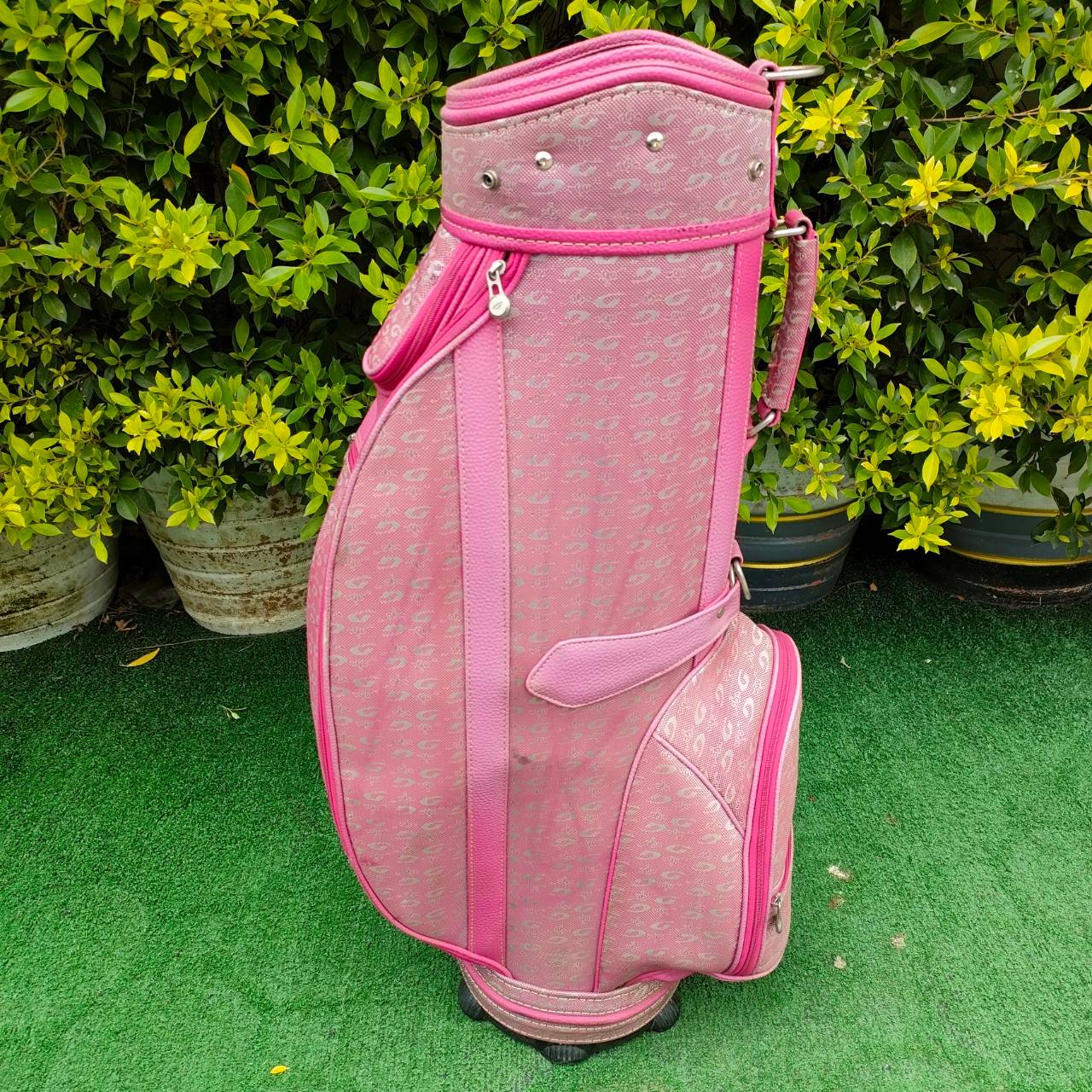 ถุงกอล์ฟ GIGA GOLF มือสอง ** ไม่มีสายสะพาย ** ถุงหนังแบรนด์เนมของแท้ญี่ปุ่น ภายในบุกำมะหยี่ มีลอยดำบางจุด มือสอง ของแท้ BY NakaraLuxurious