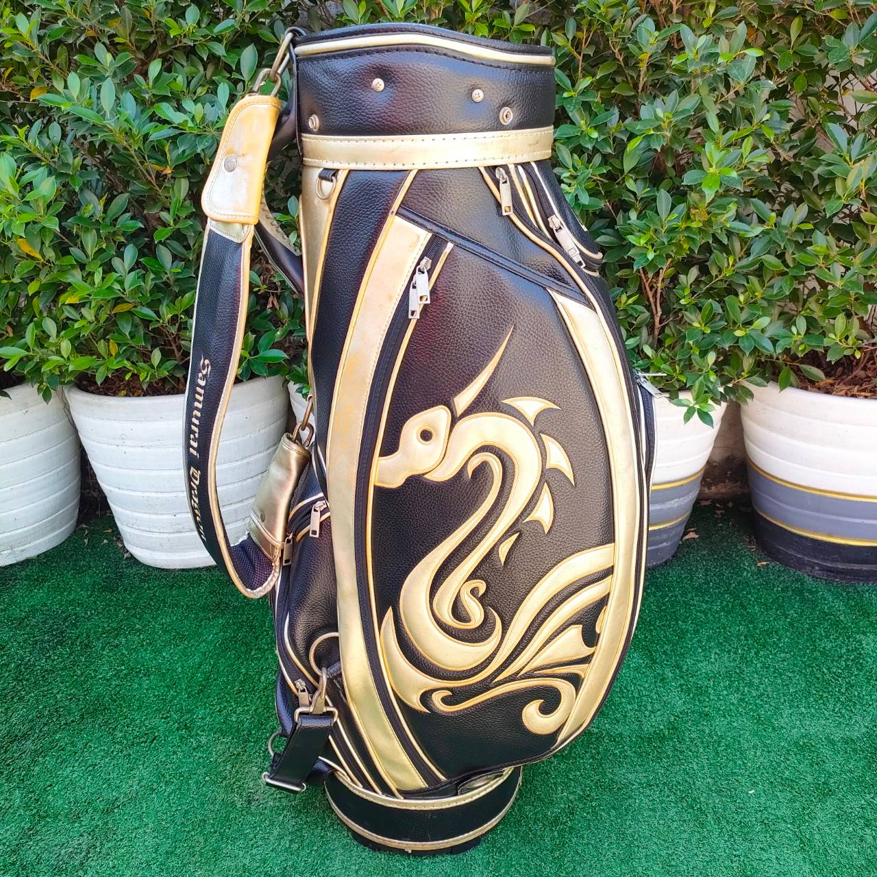 ถุงกอล์ฟ SAMURAI - DRAGON มือสอง ของแท้ ถุง Tour 9 นิ้ว ลายสวยมากๆ ** ใบนี้มีตำหนิที่ COVER ** มีรูปให้ชมครับ แต่ส่วนของถุง สภาพเดิม สวยๆเลยครับผม