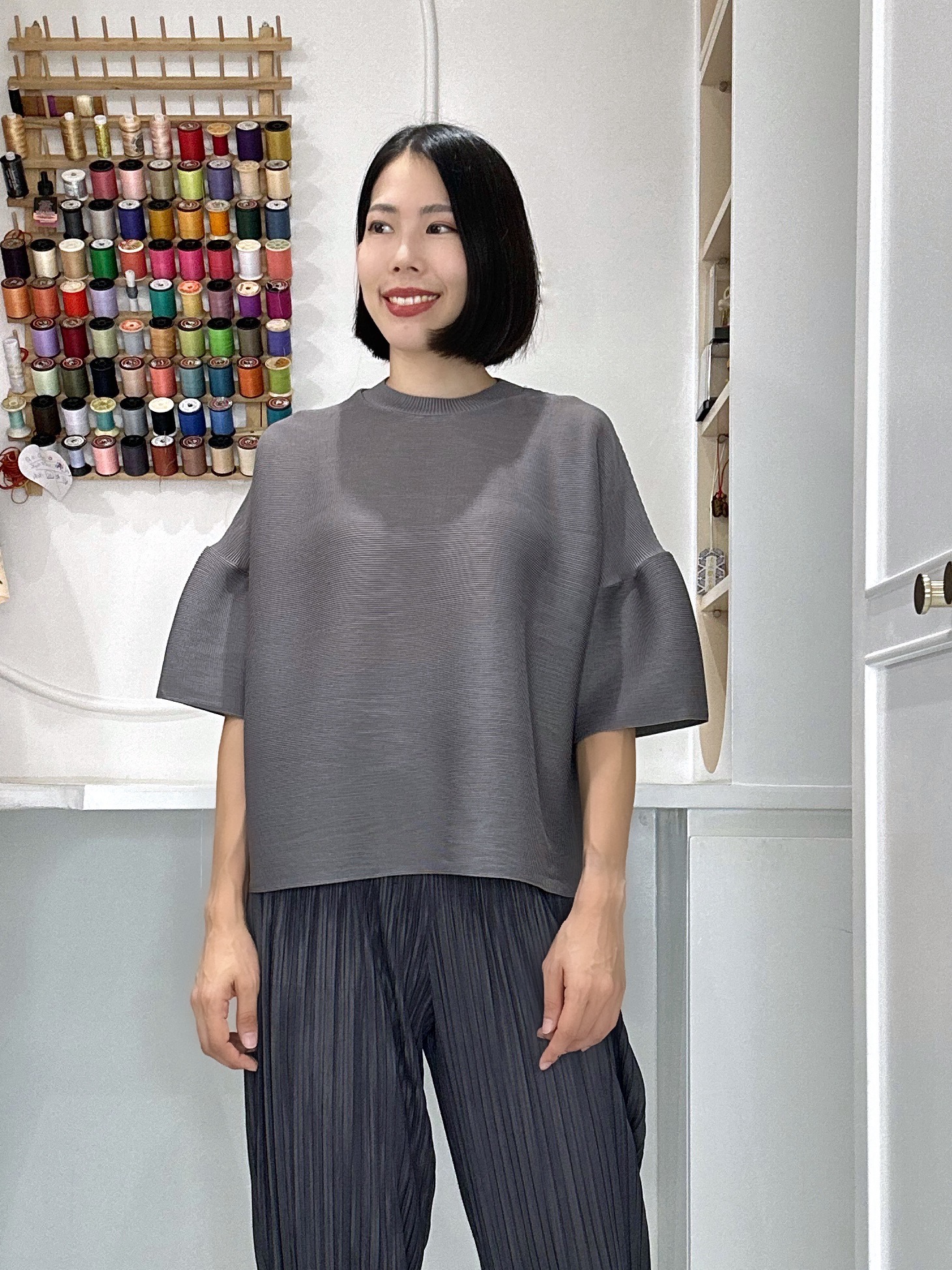 2MUAY รุ่น GJO1003 เสื้อพลีทคุณภาพ BELL SLEEVE PLEATED TOP สีดำ FREE SIZE