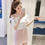 เสื้อแฟชั่นเว้าไหล่แขนผูกโบว์ ตกแต่งลูกไม้ซีทรูหน้าอก ตามแบบสีขาว