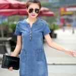 ชุดเดรสยีนส์ เดรสยีนส์ มีกระเป๋าชายเว้า ด้านข้าง มีกระดุมหน้าอกและแขน ยีนส์อ่อน-M