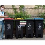 ถังขยะแบบเหยียบ ทรงเหลี่ยม มีล้อเข็น สีดำ ฝาสี 120 ลิตร