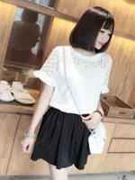 เสื้อแฟชั่นแขนสั้น ผ้าชีฟอง ตัดต่อขอบหน้าอกด้วยลูกไม้ตามแบบ สีขาว