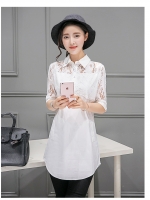 เสื้อตัวยาวผ้าฝ้ายเรียบ สีขาว ช่วงอกและแขนตัดต่อลูกไม้ แขนสั้น กระดุมหน้าอก