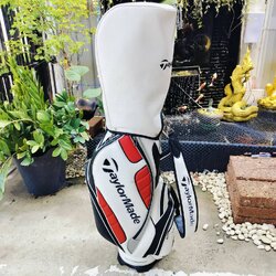 ถุงกอล์ฟ Taylormade มือสอง ถุง TOUR ใบใหญ่ ใส่ของได้เยอะ มีลอยลอกประปราย สภาพปานกลาง มีเขียนชื่อไว้ที่ด้านหน้าถุงกอล์ฟ