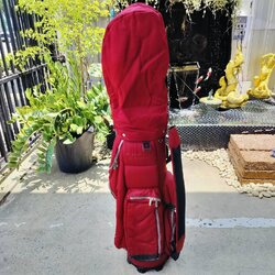 ถุงกอล์ฟ ON OFF มือสอง ของแท้ สภาพสวยเดิม ป้ายยังไม่แกะพลาสติก สีแดงเพลงเป็นสีประจำ ON OFF ช่องใส่ของเยอะ ซิปเยอะ น้ำหนักเบา ไม้กอล์ฟพรีเมี่ยมมือสอง ของแท้ By NakaraLuxurious