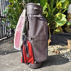 ถุงกอล์ฟ CUSTOM NOLOGO มือสอง ออกแบบสวยระหว่างผ้า กับหนังแก้ว สภาพโดยรวมดีมาก COVER มีรอยนิดหน่อย