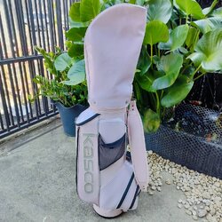 ถุงกอล์ฟ KASCO ของแท้ มือสอง หนังแก้ว สีชมพู สภาพสวย สมบูรณ์ ซิปใช้ได้ดี เป็นรุ่นนิยมของ KASCO ค่ะ