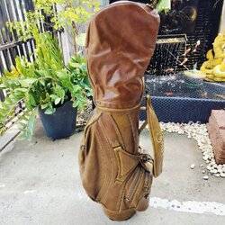 ถุงกอล์ฟมือสอง SWIFT หนังแท้ ถุงคลาสสิคมาก ภายในบุกำมะหยี่ อย่างดี สภาพสวยน่าใช้มาก สไตล์วินเทจ สีสวยมากค่ะ