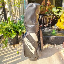 ถุงกอล์ฟ TITLELIST มือสอง ถุง TOUR ใบใหญ่ ใส่ของได้เยอะ ภาพในบุกำมะหยี่อย่างดี สวย สภาพเดิม มีรอยบ้างนิดหน่อย ไม้กอล์ฟพรีเมี่ยมมือสอง By NakaraLuxurious