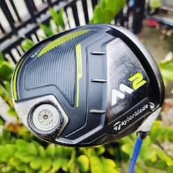 DRIVER TAYLORMADE M2 องศา 9.5 ก้าน MITSUBISHI FLEX R เป็นรุ่นที่ตีง่าย และตีไกลสุดๆ กระดองเคฟล่าทั้งชิ้น ตีไกลด้วย SPEED POCKET ที่บริเวณ SOLE ใกล้หน้าไม้ ทำให้เด้งอย่าวทรงพลังไม้กอล์ฟพรีเมี่ยมมือสอง ของแท้ By NakaraLuxurious