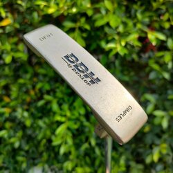 PUTTER DUNLOP DDH DF01 ความยาว 34 นิ้ว กริฟ SUPER STROKE เเบบใหญ่ รุ่นนี้น่าใช้มาก หน้าสัมผัสแบบพิเศษ มี MILLIED + ปุ่มพิเศษ ให้กัดไปกับ รอบบุ๋มของลูกกอล์ฟ ทำให้ลูกหมุน ออกจากหน้าไม้ เกาะไลน์แบบสุดๆ น้ำหนักก็ดี กริพแบบเต็มไม้เต็มมือครับ