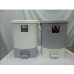 ถังขยะทรงเหลี่ยม เท้าเหยียบ 16 ลิตร