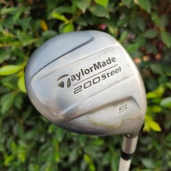 ** ไม้กอล์ฟสำหรับผู้หญิง ** FW5 TAYLORMADE 200 STEEL ก้าน TAYLORMADE FLEX L เป็นรุ่นดัง เพราะวัสดุเหมาะ กับแฟร์เวย์วู้ดมากครับ ด้านล่าง สอดกับพื้น ตีลูกลอยง่าย ตีไกล
