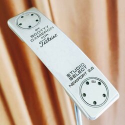 PUTTER TITLELIST SCOTTY CAMERON STUDIO SELECT NEW PORT 2.6 ความยาว 33 นิ้ว คอแบบเสียบตรง เพื่อให้ผู้เล่นมีศูนย์เล็งสายตาที่ดีที่สุด ผู้เล่นสามารถใช้จุดรวมสายตาเพื่อพัฒนาการตั้งค่าหน้าพัตเตอร์