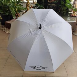 ร่มกอล์ฟ MINI สีขาว สภาพใหม่มาก ไม่เคยผ่านการใช้งาน มีปลอกหุ้มร่มกอล์ฟ มือสอง ของแท้ BY NakaraLuxurious