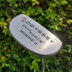 PUTTER ODYSSEY DUAL FORCH ROSSIE II ความยาว 33 นิ้ว รุ่นนี้คนตามหากันเยอะมากๆ เพราะว่าหน้าสัมผัสดีมาก หน้าอินเซิร์ทนุ่ม และยิงเลเซอร์หน้าไม้ ให้เป็น MILLED เกาะไลน์สุดๆ ( รุ่นหน้าดำ ) และรูปทรงครึ่งวงกลม กระจายน้ำหนัก ชดเชยความผิดพลาดได้สูงสุดครับ!!!