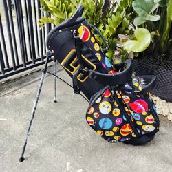 🔥ลดล้างสต๊อค🔥 ถุงกอล์ฟ LOUDMOUTH LM-CB0010 ของใหม่มือหนึ่ง ของแท้ลดพิเศษแบบสุดๆ น้ำหนักเบามาก ใส่ไม้กอล์ฟได้เยอะมาก COVER เป็นแบบใหญ่ ใส่หัวไม้สบาย ขาตั้งแข็งแรงมาก สวยโดดเด่นที่สุดในสนาม!!!