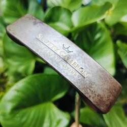 PUTTER SCOTTY CAMERON Oil Can™ Classics Catalina 2 THE ART OF PUTTING เป็นแบบไม่เคลือบ ทำให้ได้ฟีลลิ่งที่นุ่มนวลขึ้นอย่างมาก และหน้าสัมผัสทำงานได้เต็มที่ พัตต์ลูกเกาะไลน์แบบสุดๆเลยค่ะ ไม้กอล์ฟพรีเมี่ยมมือสอง ของแท้ By NakaraLuxurious