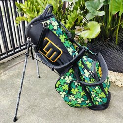 🔥ลดล้างสต๊อค🔥 ถุงกอล์ฟ LOUDMOUTH LM-CB0010 ของใหม่มือหนึ่ง ของแท้ลดพิเศษแบบสุดๆ น้ำหนักเบามาก ใส่ไม้กอล์ฟได้เยอะมาก COVER เป็นแบบใหญ่ ใส่หัวไม้สบาย ขาตั้งแข็งแรงมาก สวยโดดเด่นที่สุดในสนาม!!!