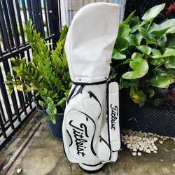 ถุงกอล์ฟ TITLEIST มือสอง สีขาวสวย ภาพในบุกำมะหยี่