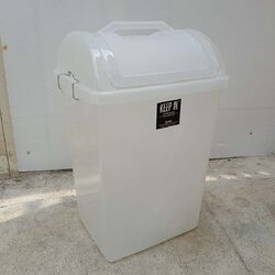 ถังขยะพลาสติกใส ทรงเหลี่ยมฝาแกว่ง 40 ลิตร