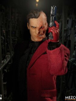 [สั่งจอง] MEZCO TOYZ ONE:12 COLLECTIVE : Two-Face