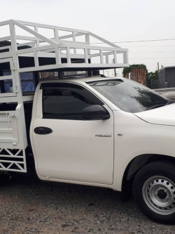 กระบะพื้นเรียบ บรรทุกน้ำดื่ม 3 ชั้น โตโยต้า รีโว่ ครับ