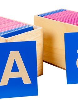 บัตรอักษรกระดาษทราย, อักษรทรายเอบีพิมพ์ใหญ่ หรือ พิมพ์เล็ก, ของเล่นไม้, ของเล่นเสริมพัฒนาการ, ของเล่นเด็กอนุบาล, สื่อการสอนเด็กอนุบาล,มอนเตสซอรี่ ,montessori, สื่อการสอนประถม